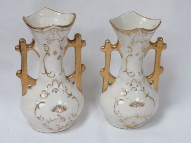 Null 一对有裂纹的瓷器花瓶，有金色亮点。13厘米（镀金层磨损）。