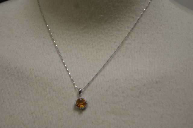 Null 925/1000银质项链，由一个黄水晶为中心的吊坠组成。

白石头和它的链条。

打开的长度：约45厘米 重量：3.6克