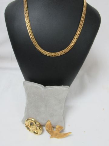 Null Gold-plated lot, including a necklace, a brooch and a scarf clip.