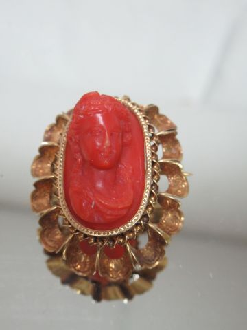 Null An 18K yellow gold brooch with a carved coral element representing a female&hellip;