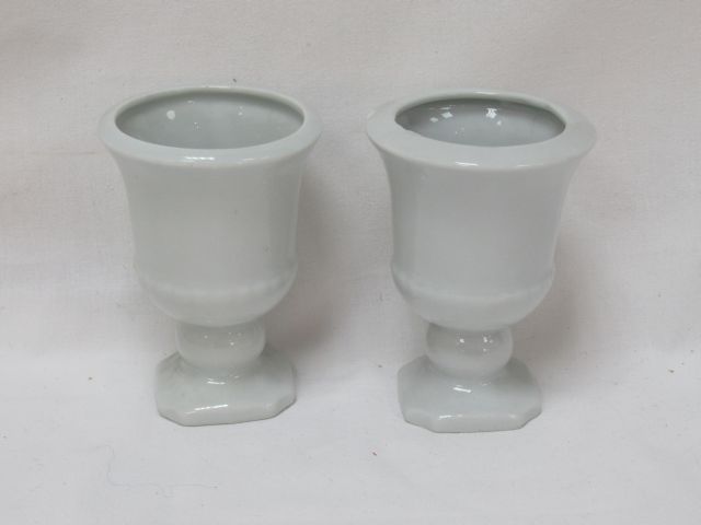 Null Pair of white porcelain Medici vases. 10 cm