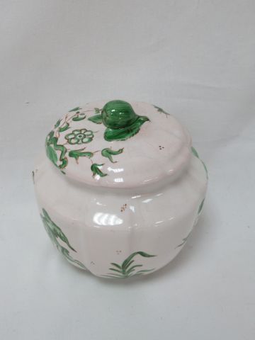 Null Covered pot in earthenware. 10 cm