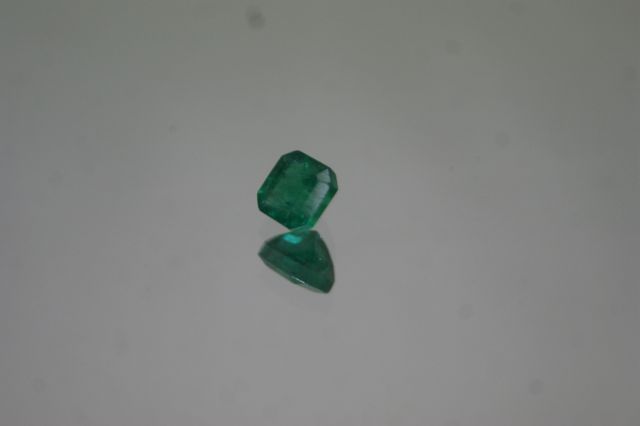 Null Raro smeraldo cuscino di 1,96 carati su carta.

Accompagnato dal suo certif&hellip;