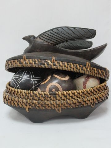 Null 装饰品，包括一个木制和篮制的鸟类装饰盒（修复）和石蛋，22和7厘米