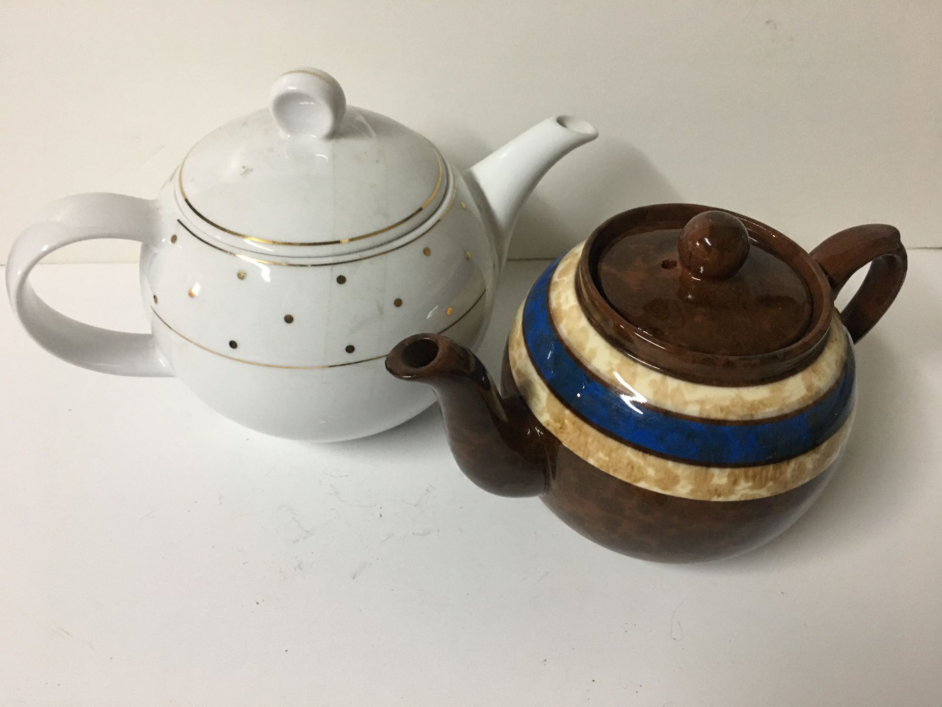 Null 两个茶壶，一个是白色利摩日瓷器（老佛爷百货公司），长23厘米，高15厘米，另一个是英国陶器亚瑟伍德，长21厘米，高13厘米。