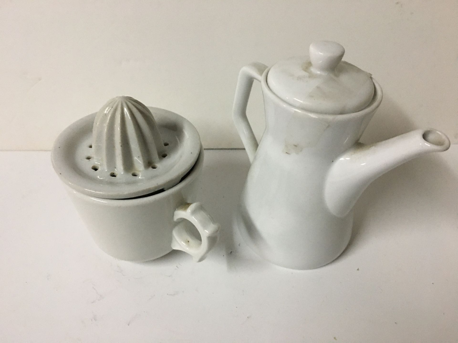 Null Kleine weiße Porzellan-Teekanne H 15 cm T 14 cm und Porzellantasse mit Zitr&hellip;