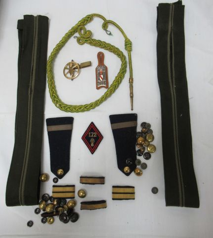 Null MILITARIA Lot d'insignes, galons, boutons (on y joint d'autres non militair&hellip;
