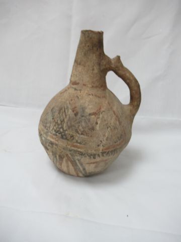 Null 带手柄的陶罐，带有几何装饰。多色的痕迹。近东，第一千禧年。高度：31厘米（缺）。

购买阿尔勒，Holz-Artles，27/11/07