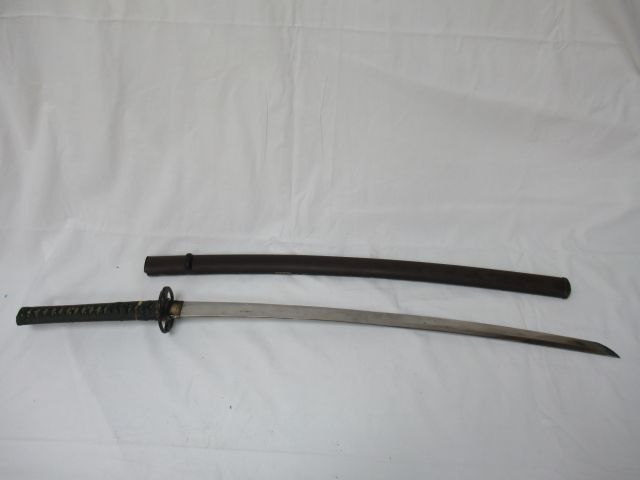Null JAPAN Katana.漆木刀鞘，钢制刀身，手柄上覆盖着沙葛和绳子。长度：94厘米（缺失，磨损，刀片经过机械抛光