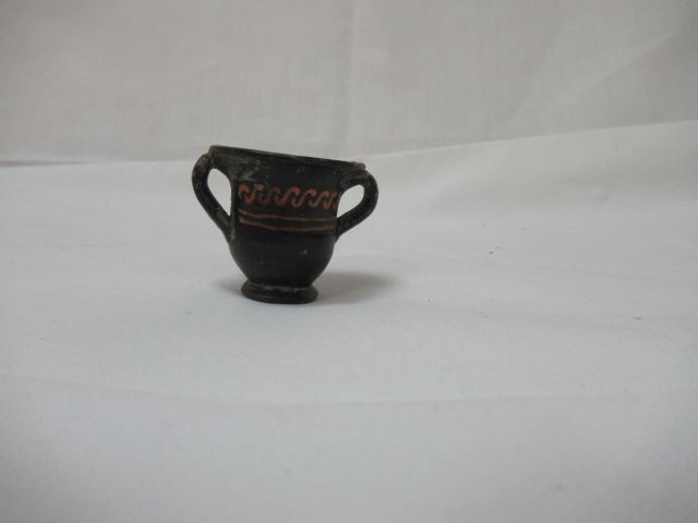 Null Miniaturkrater aus schwarzer Keramik, verziert mit einem Fries aus Chevrons&hellip;