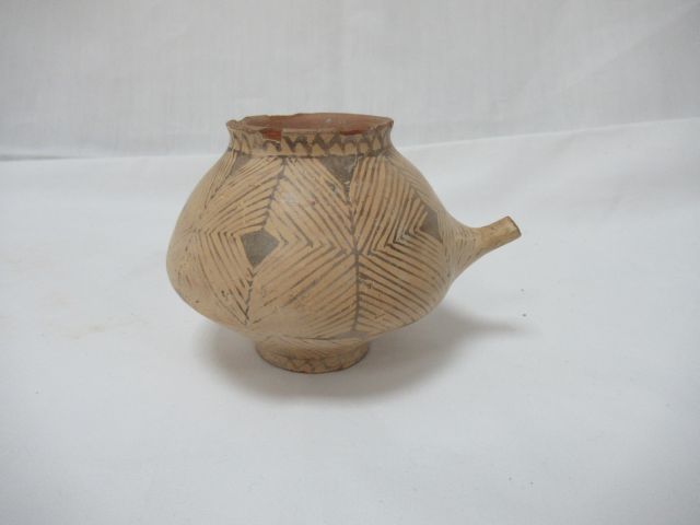 Null 陶土瓶，有几何装饰。美索不达米亚（？）高度：10厘米（边缘有重要划痕

购买阿尔勒，霍尔茨大师，2002年3月24日