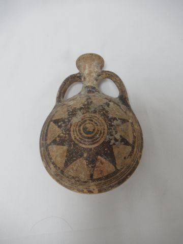 Null 一个陶瓷烧瓶，身体扁平，有两个把手，有米色和棕色的几何装饰。 塞浦路斯。公元前4世纪，14 x 9厘米

购买阿尔勒，Holz-Artles，2006&hellip;