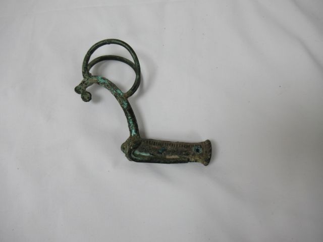 Null 青铜磨刀器手柄，形状像一只山羊。Louristan，公元前一千年（？14厘米

购买阿尔勒，Holz-Artles，27/11/07