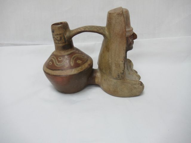 Null Anthropomorphes, doppelschaliges, rotbraunes Keramik-Grabgefäß. Peru, Lambe&hellip;