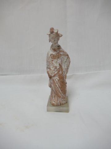 Null Statuette féminine drapée en terre cuite, de type ténagréen. Grande Grèce, &hellip;