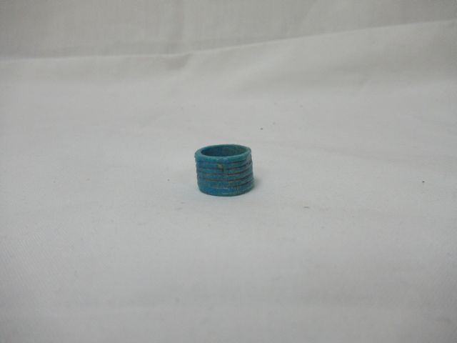Null Un anillo (u horquilla) de cerámica vidriada azul. Egipto, periodo ptolemai&hellip;