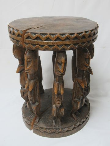 Null AFRICA Carved wooden stool. Height: 42 cm Diameter: 30 cm (important cracks&hellip;