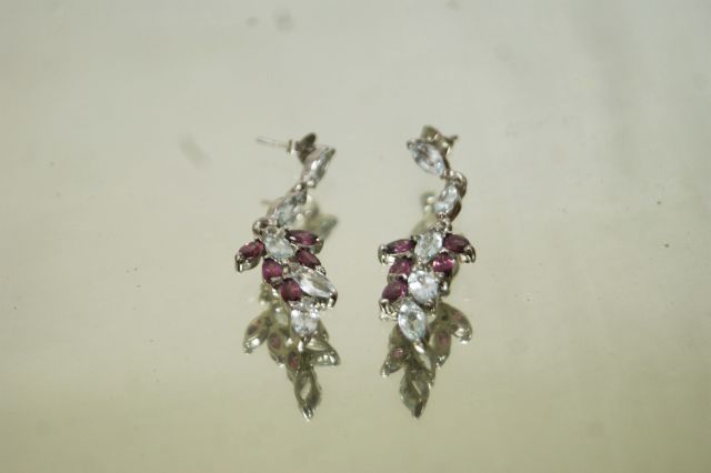 Null Pair of 925/1000 silver earrings set with topaz and garnets. 

Weight : 8,3&hellip;