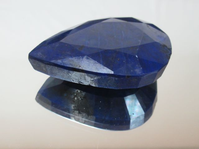 Null Saphir bleu, 654 carats. Avec son certificat.