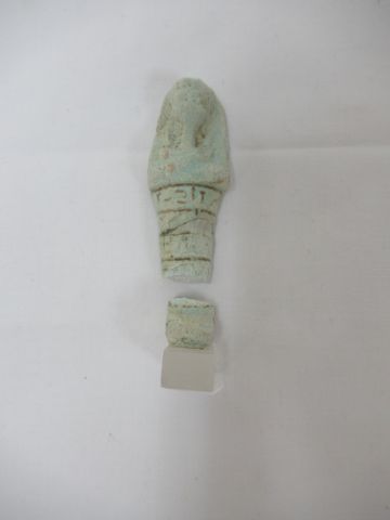Null 淡绿色的陶瓷oushebti。正面和背面刻有象形文字的字样。埃及，晚期。(破损/粘贴，脱离)。高度：7厘米

购买阿尔勒，霍尔茨大师，14/12/97