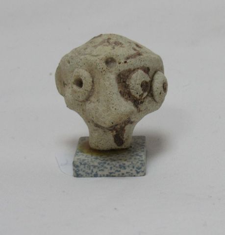 Null Testa di idolo siro-hittita in terracotta con becco di uccello. 2° millenni&hellip;