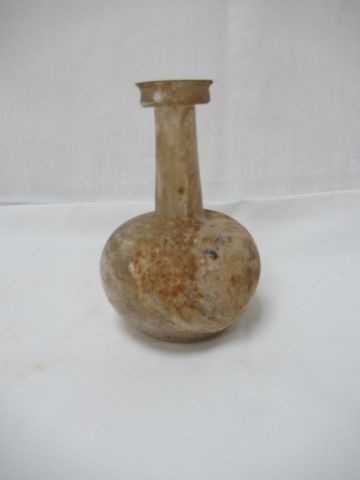 Null 用玻璃制成的球状瓶身，装饰有同心圆。罗马时期。 高度：15厘米