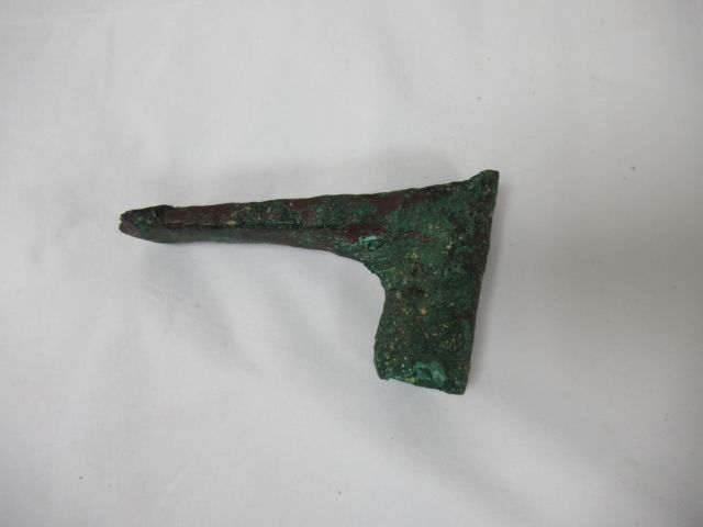 Null 青铜套筒式斧头，呈锛状。Louristan，公元前一千年，12厘米

购买阿尔勒，Holz-Artles，27/11/07