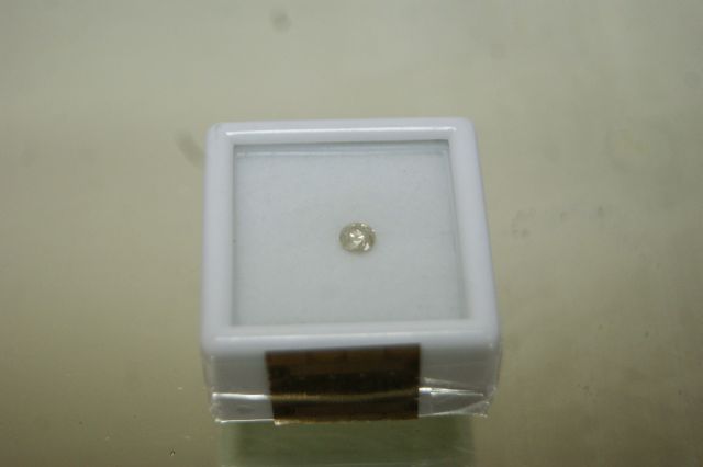Null Diamond of 0,21 carat under seal. No certificate (lost), possibility to uns&hellip;