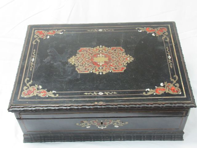 Null 大型发黑木箱，有黄铜、玳瑁和骨质镶嵌装饰。 17 x 45 x 31厘米（缺失