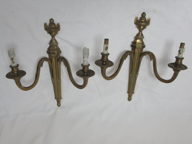 Null Pair of gilt bronze sconces. Transistion style. 2 arms of light. 39 x 28 cm
