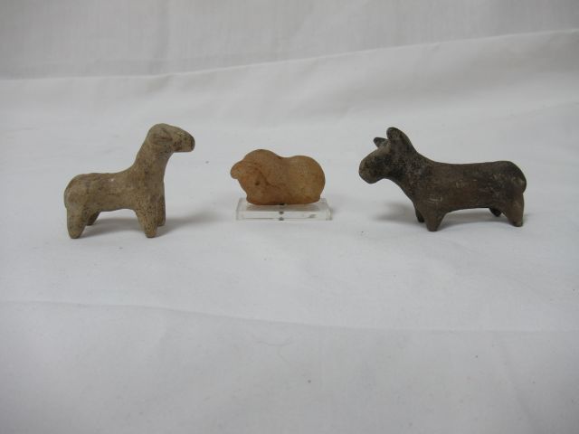 Null Lot including 2 bovids in terracotta and a deer in calcite. V. Djemdet Nasr&hellip;