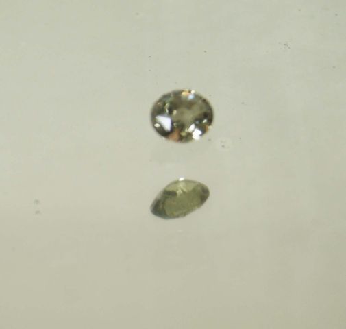 Null 黄绿色蓝宝石椭圆形，重2.10克拉，纸质。

伴随着它的GFCO证书，证明未经加热和马达加斯加的