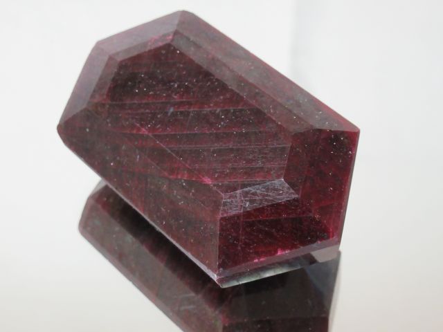 Null Important ruby. Weight : 1252 carats. With its certificate.