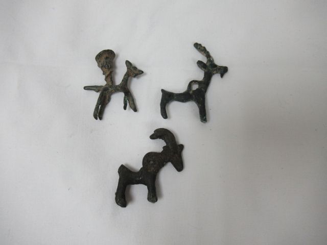 Null Posten von 3 kleinen Bronzen, die Steinböcke darstellen. Hauptsächlich Lour&hellip;