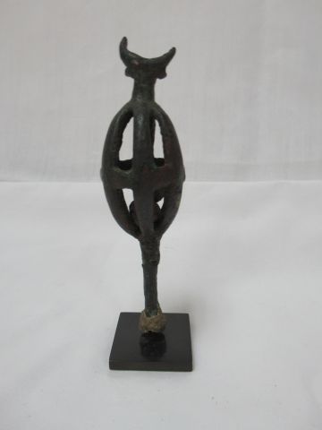 Null Bronze votive pin-greet, ending with a bell head Louristan, 1st millennium &hellip;