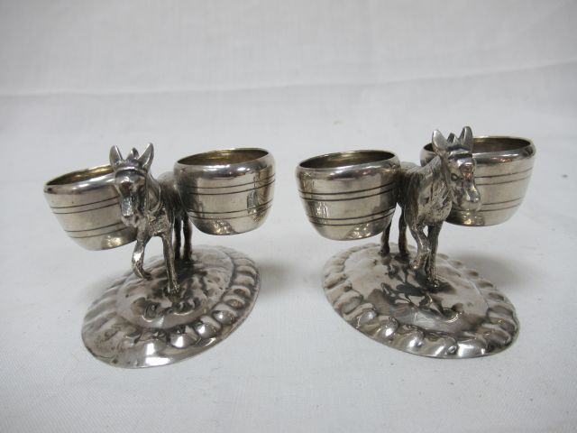 Null Par de saleros dobles de plata (800), decorados con burros. Peso : 101 g