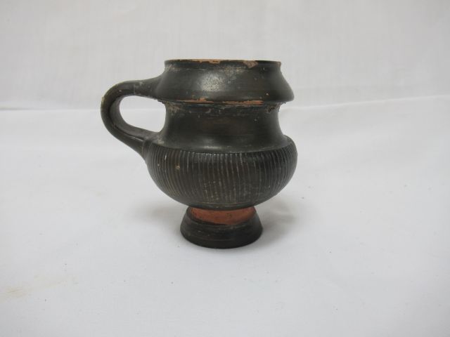 Null Oenochoe with fluted handle and black glaze . Apulia, 1st century B.C. Heig&hellip;