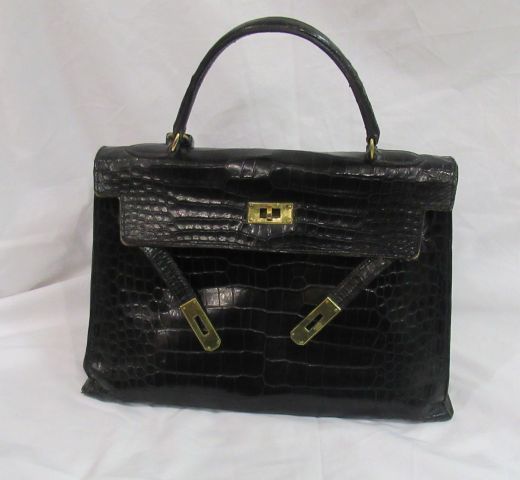 Null 
Bolso HERMES "Kelly" en piel de cocodrilo negra. 20 x 31 x 11 cm 1970 (?, &hellip;