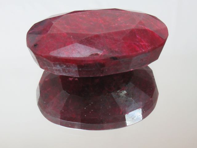 Null Rubis, taille ovale, 478 carats. Avec son certificat.