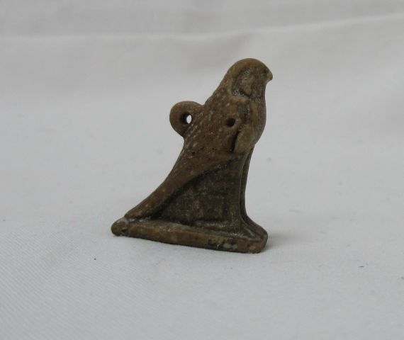 Null Beige glasiertes Keramik-Amulett, Darstellung des Horus-Falken auf rechteck&hellip;