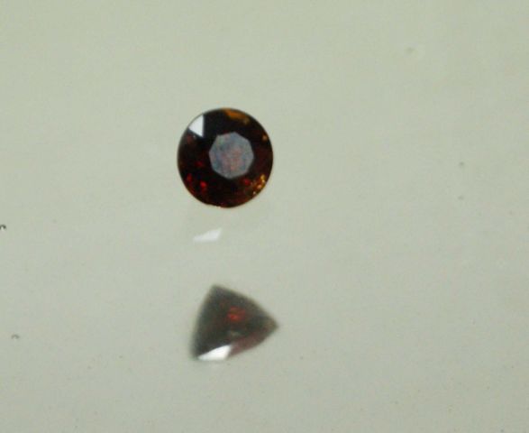 Null Very nice round garnet of 1.08 carats on paper.