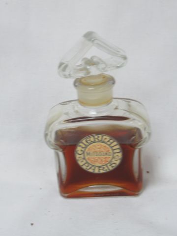 Null GUERLAIN香水瓶 "Mitsouko"。巴卡拉水晶瓶。原始容量30毫升（3/4满）。高10厘米。没有盒子