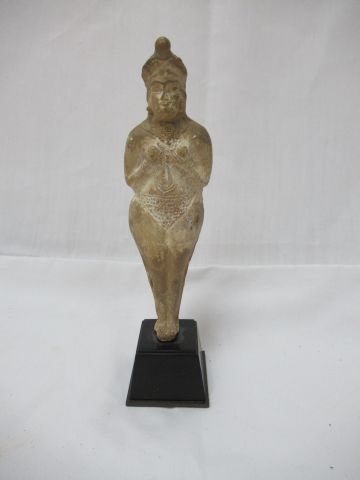 Null 站立的母神陶器雕像，戴着王冠，抱着乳房，脖子上有项链装饰。苏萨，公元前一千年。高度：19厘米（修复）在其基础上。