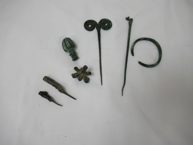 Null Posten aus Bronze, darunter zwei Stifte und verschiedene Bronzeelemente. Rö&hellip;