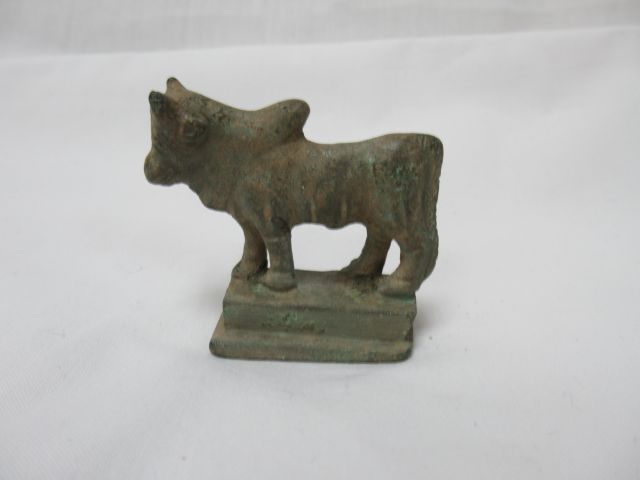 Null Jh. Kleine Bronzefigur mit grüner Patina, Darstellung eines Rindes mit Buck&hellip;