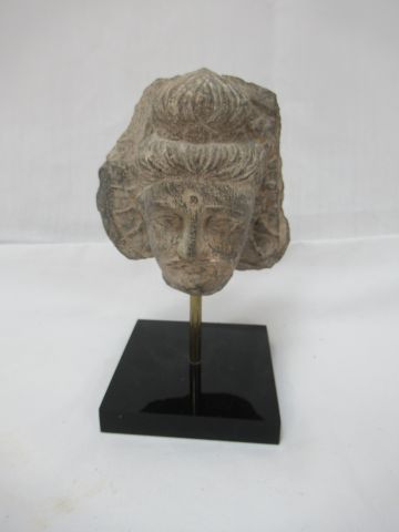 Null 片岩菩萨头像，有发髻，小胡子，后面有第三只眼睛。甘达拉，4世纪。高度：10厘米 在其基础上。

购买阿尔勒，Holz-Artles，2003年12月7&hellip;