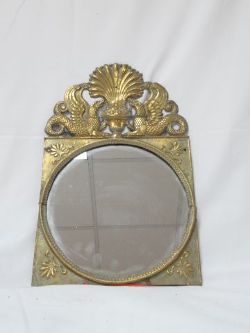 Null Miroir en cuivre jaune repoussé. 38 x 26 cm (petit manque)