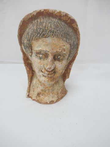 Null Cabeza funeraria de terracota que muestra a un joven sonriente. Restos de p&hellip;