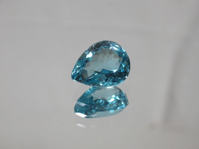 Null Blue topaz. Weight : 13,2 carats.