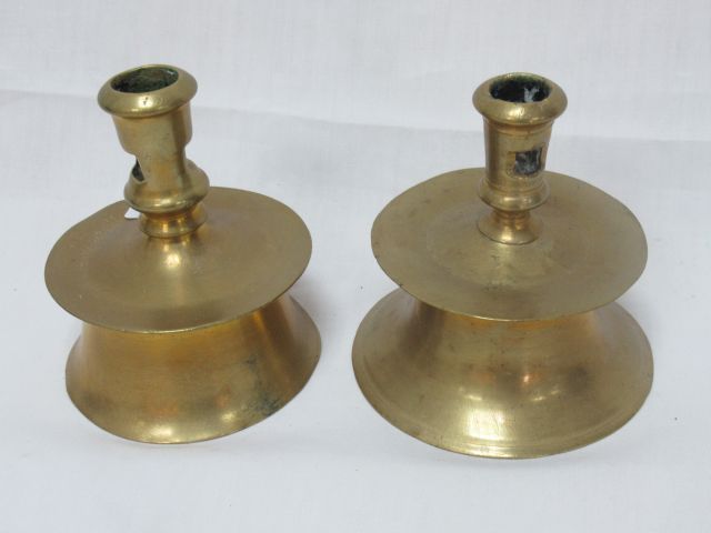 Null ORIENT Pair of bronze candlesticks. Height: 13 cm